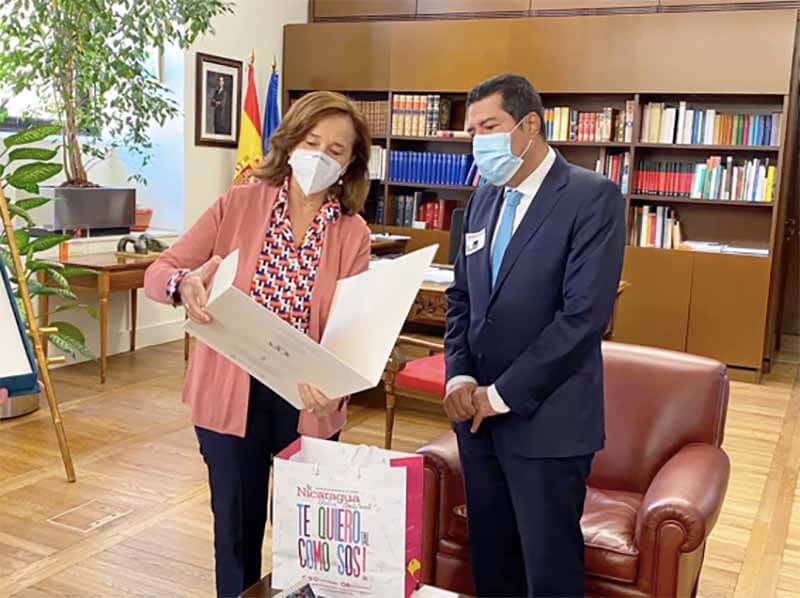 embajador-nicaragua-espana-en-encuentro-con-directora-biblioteca-nacional